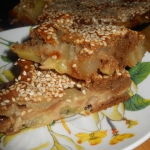Пирог с ржаной муки с киви, яблоком и грушей.