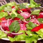 Салат с перцем, фасолью и колбасками