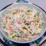 Салат с капустой и крабовыми палочками