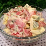 Салат с помидором и яйцом