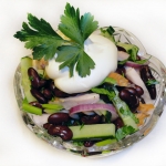 Салат с фасолью и копченой курицей