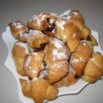 Рогалики с орехами и клубничным вареньем
