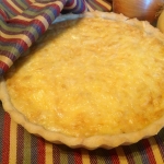 Открытый луковый пирог с сыром