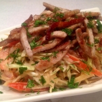 Салат с капустой и жаренным мясом