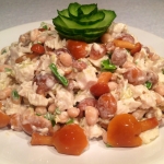 Салат с куриной грудкой и маринованными опятами