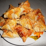 Слоеные пирожки с грибами и кунжутом