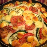 Быстрый пирог с беконом, цукини и помидорами