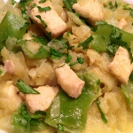 Тушеная капуста с курицей, фасолью и карри