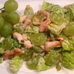 Салат с куриной грудкой, виноградом и фисташками