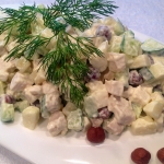 Салат с отварной курицей, огурцом и грушей