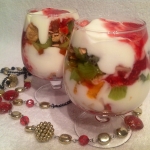 Десерт из мюсли с йогуртом и фруктами