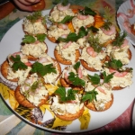 Тарталетки из крекера с оливками и курицей