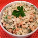 Салат с курицей, морковью и маринованными огурчиками