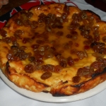 Творожная запеканка с соусом из меда и изюма
