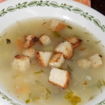 Суп с консервированным горошком и сухариками